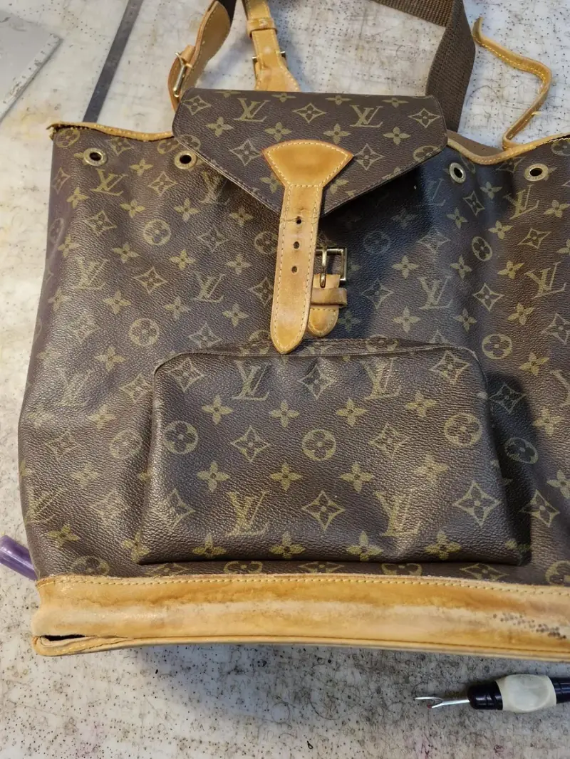 Rucksack mit abgenutztem Lederbesatz vor der Restaurierung