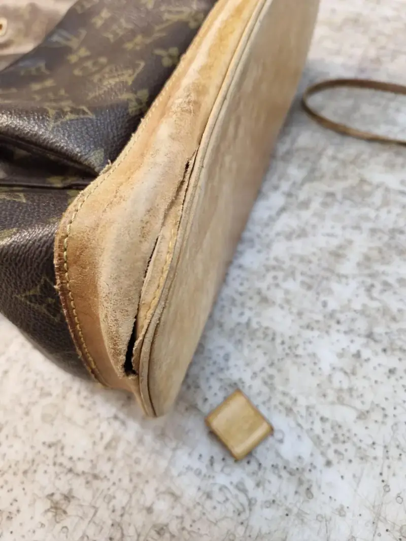 Detail: aufgebrochener und rissiger Lederbesatz am Boden des Rucksacks