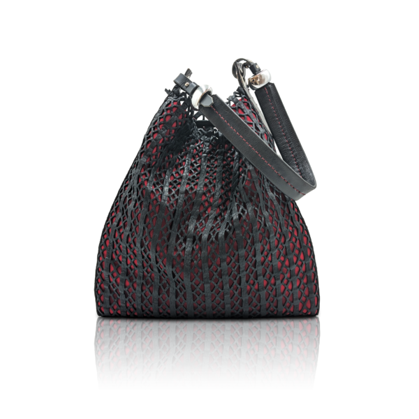 Borsa “Rete” in pelle di vitello nera effetto rete con fodera rossa